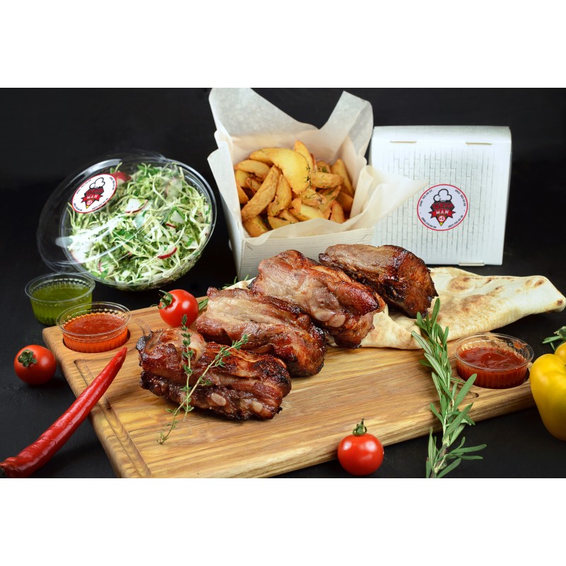 Ребра свиные гриль с гарниром и соусом