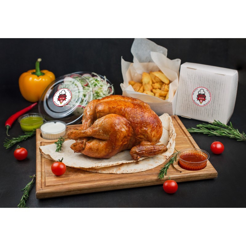 Курица гриль с гарниром и соусом