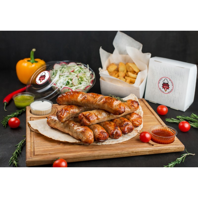 Колбаски куриные с гарниром и соусом